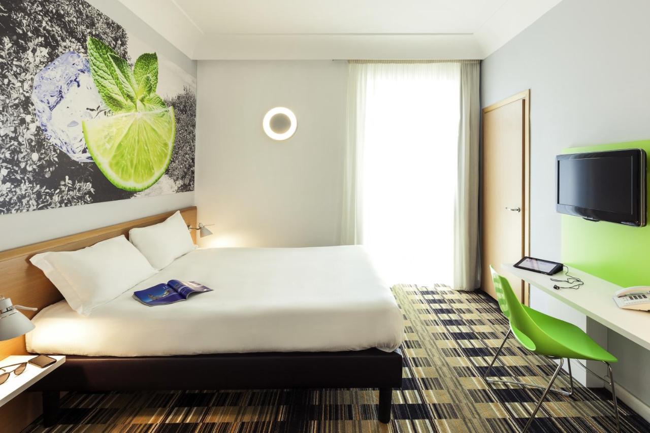 Hotel Ibis Styles Napoli Garibaldi Camera foto