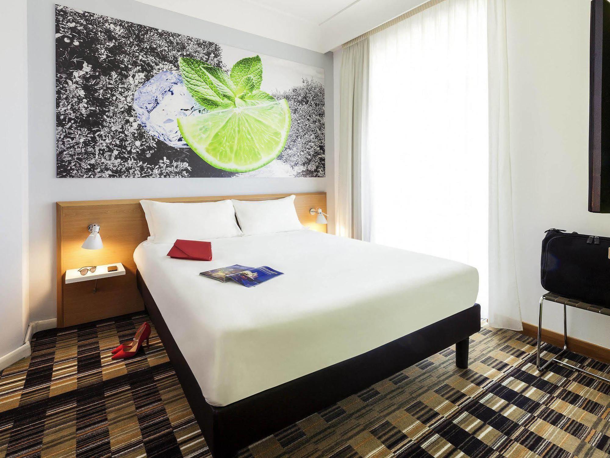 Hotel Ibis Styles Napoli Garibaldi Esterno foto