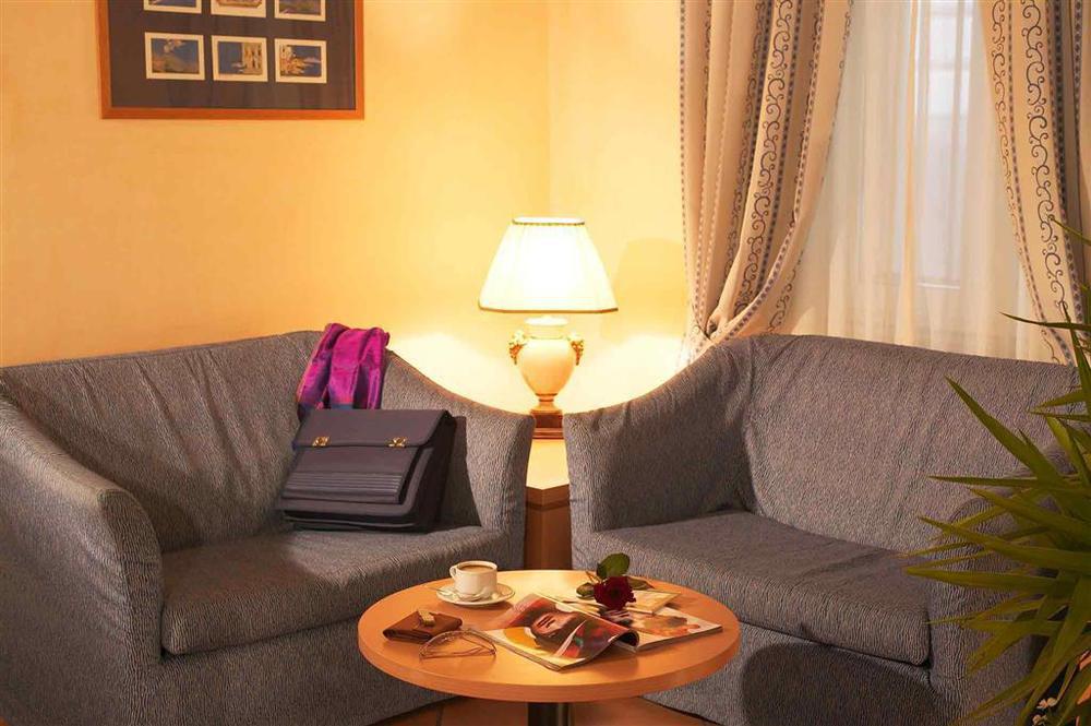 Hotel Ibis Styles Napoli Garibaldi Camera foto